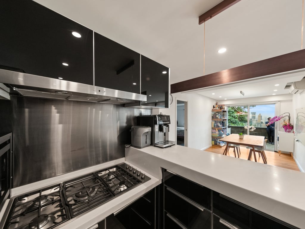 https://img.propertyraptor.com/cdn-cgi/imagedelivery/KD5bF_AFL0JDTbKLWF7z9g/ap8/ap8_001/hornet/prp/img/6da6fdee0d24d99395f7cf23e3105a0a.jpg/public