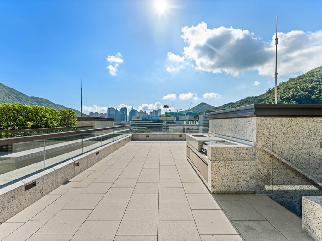 https://img.propertyraptor.com/cdn-cgi/imagedelivery/KD5bF_AFL0JDTbKLWF7z9g/ap8/ap8_001/hornet/prp/img/6da912e0cc35e1fe7e6a2fbf9607585a.jpg/public