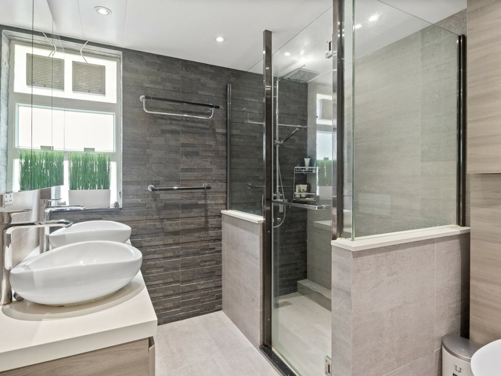 https://img.propertyraptor.com/cdn-cgi/imagedelivery/KD5bF_AFL0JDTbKLWF7z9g/ap8/ap8_001/hornet/prp/img/6df44b1a48b8dae48fd9d6df107c24b4.jpg/public