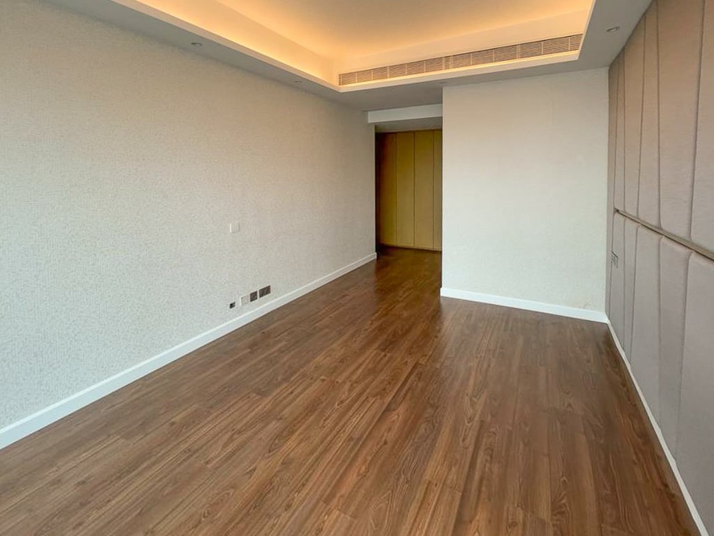 https://img.propertyraptor.com/cdn-cgi/imagedelivery/KD5bF_AFL0JDTbKLWF7z9g/ap8/ap8_001/hornet/prp/img/6e04eaeb7663617cdf79fe6c2c754d06.jpg/public