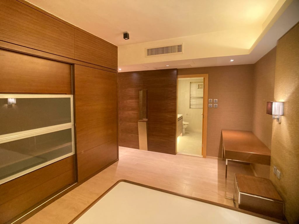 https://img.propertyraptor.com/cdn-cgi/imagedelivery/KD5bF_AFL0JDTbKLWF7z9g/ap8/ap8_001/hornet/prp/img/6e305d654b9937bcb53a720025bab0e0.jpg/public