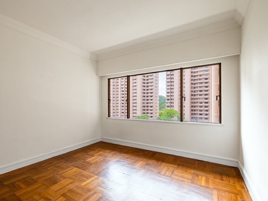 https://img.propertyraptor.com/cdn-cgi/imagedelivery/KD5bF_AFL0JDTbKLWF7z9g/ap8/ap8_001/hornet/prp/img/6e49321f86216beded9d25f57c711812.jpg/public