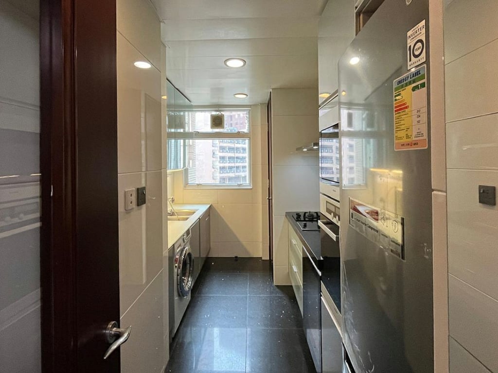 https://img.propertyraptor.com/cdn-cgi/imagedelivery/KD5bF_AFL0JDTbKLWF7z9g/ap8/ap8_001/hornet/prp/img/6e75dce86b056342486fd328ed1743a5.jpg/public