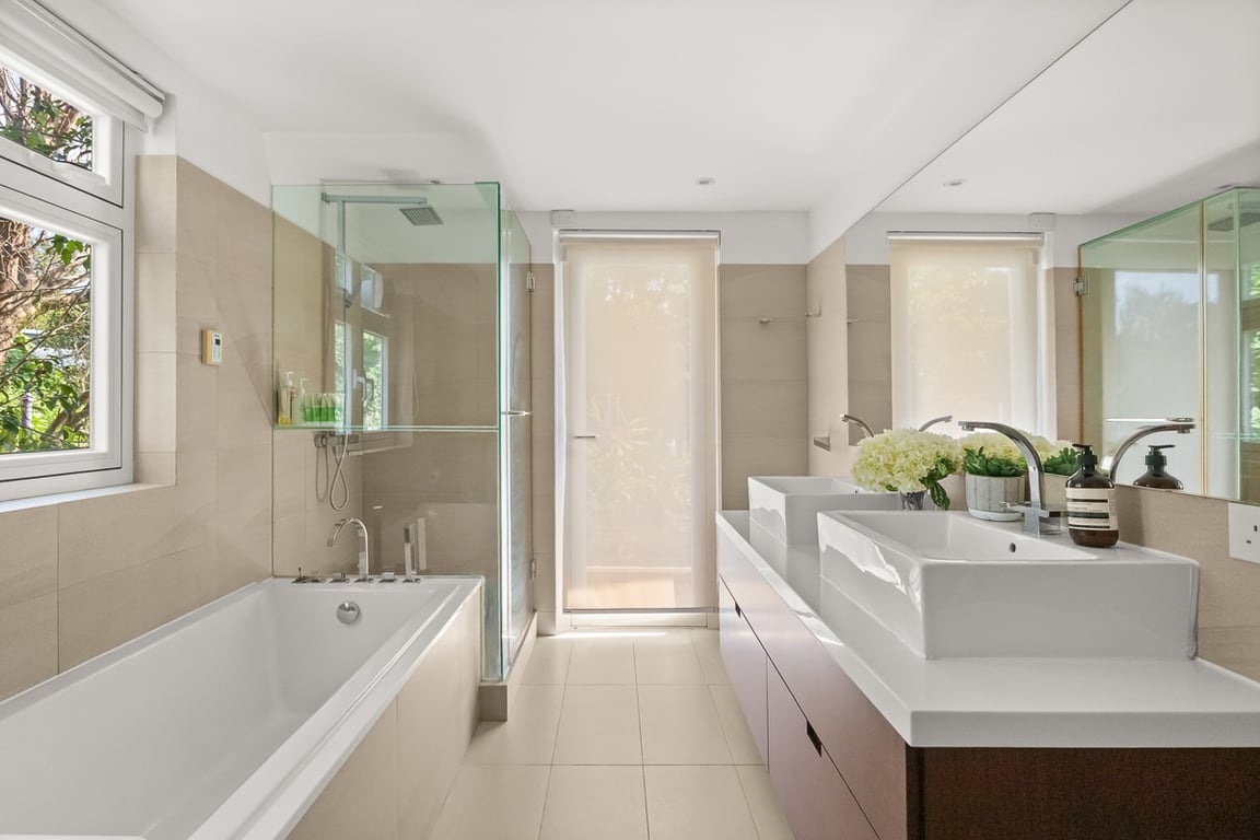 https://img.propertyraptor.com/cdn-cgi/imagedelivery/KD5bF_AFL0JDTbKLWF7z9g/ap8/ap8_001/hornet/prp/img/6e8c9fc25ca31d106aebaf01d9ab698a-wtm.jpg/public