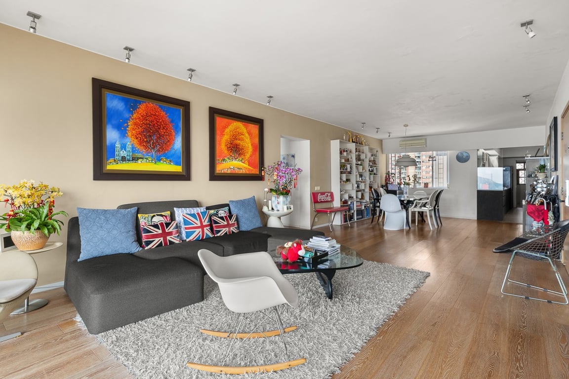 https://img.propertyraptor.com/cdn-cgi/imagedelivery/KD5bF_AFL0JDTbKLWF7z9g/ap8/ap8_001/hornet/prp/img/6e9675340655e6a9dcbdff3c477d0f0f-wtm.jpg/public
