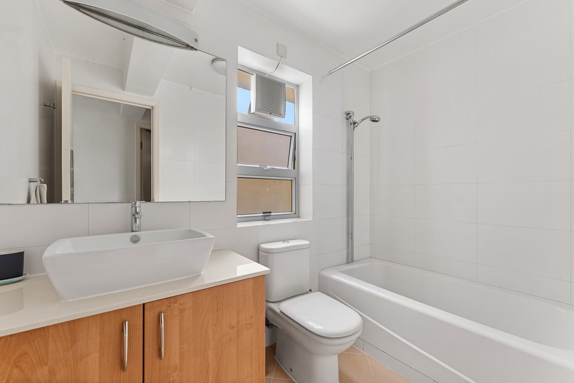 https://img.propertyraptor.com/cdn-cgi/imagedelivery/KD5bF_AFL0JDTbKLWF7z9g/ap8/ap8_001/hornet/prp/img/6eb22758ffbdb7caf34368673fc04694-wtm.jpg/public
