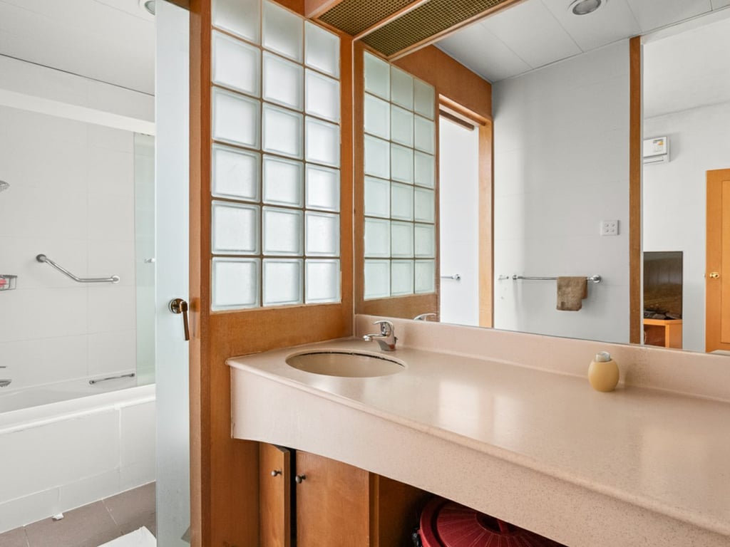 https://img.propertyraptor.com/cdn-cgi/imagedelivery/KD5bF_AFL0JDTbKLWF7z9g/ap8/ap8_001/hornet/prp/img/6eff4abdf54e29f125c66069cb2e143e-wtm.jpg/public
