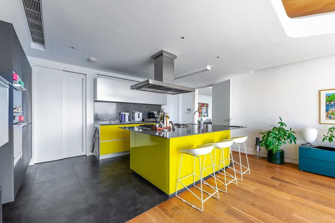 https://img.propertyraptor.com/cdn-cgi/imagedelivery/KD5bF_AFL0JDTbKLWF7z9g/ap8/ap8_001/hornet/prp/img/6f3608f886c5162b35e32ea69d8ffcca-wtm.jpg/public