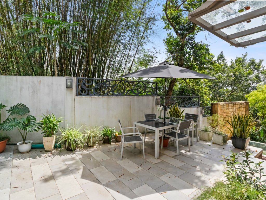 https://img.propertyraptor.com/cdn-cgi/imagedelivery/KD5bF_AFL0JDTbKLWF7z9g/ap8/ap8_001/hornet/prp/img/6f93d490ce7da7475cf17be368465d9c.jpg/public