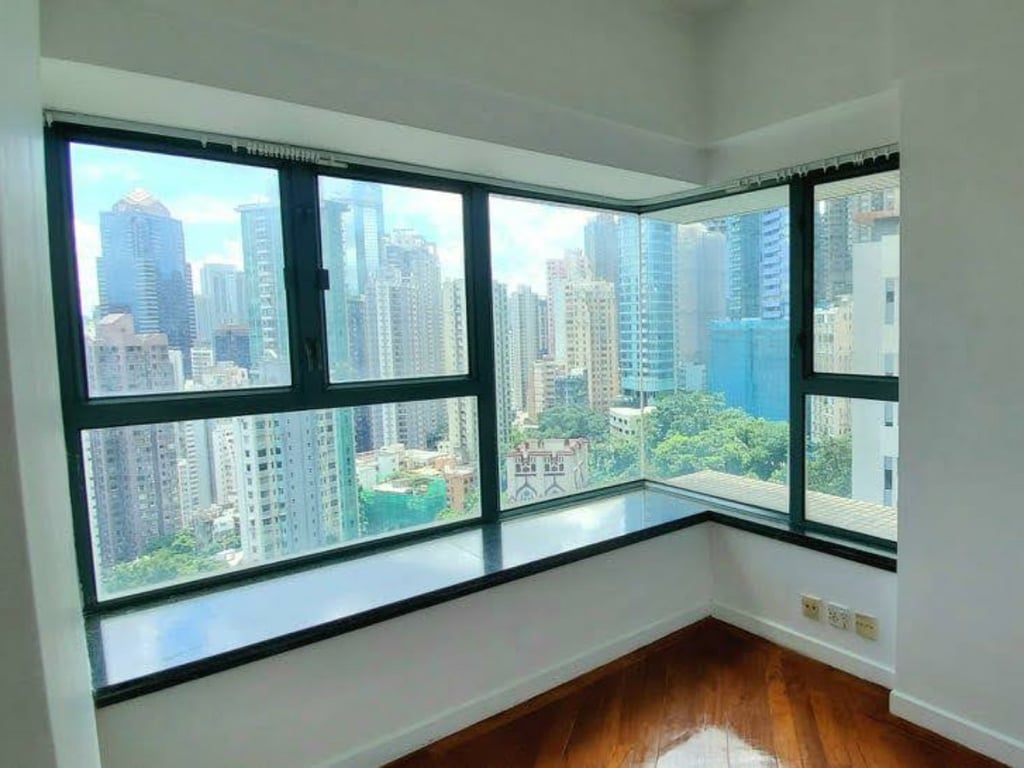 https://img.propertyraptor.com/cdn-cgi/imagedelivery/KD5bF_AFL0JDTbKLWF7z9g/ap8/ap8_001/hornet/prp/img/6f9692c053ff916d467de269874fdeb8.jpg/public