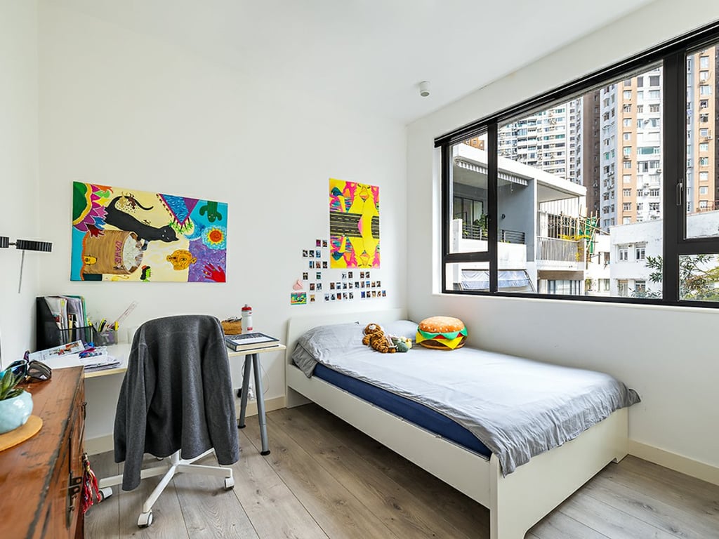 https://img.propertyraptor.com/cdn-cgi/imagedelivery/KD5bF_AFL0JDTbKLWF7z9g/ap8/ap8_001/hornet/prp/img/6fb3f6566950fb8a9181f6d4da9f015f.jpg/public