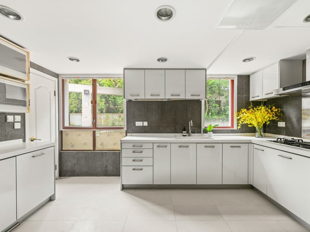 https://img.propertyraptor.com/cdn-cgi/imagedelivery/KD5bF_AFL0JDTbKLWF7z9g/ap8/ap8_001/hornet/prp/img/6fd503703bb2b9e7dd5c8ed771d4e42a.jpg/public