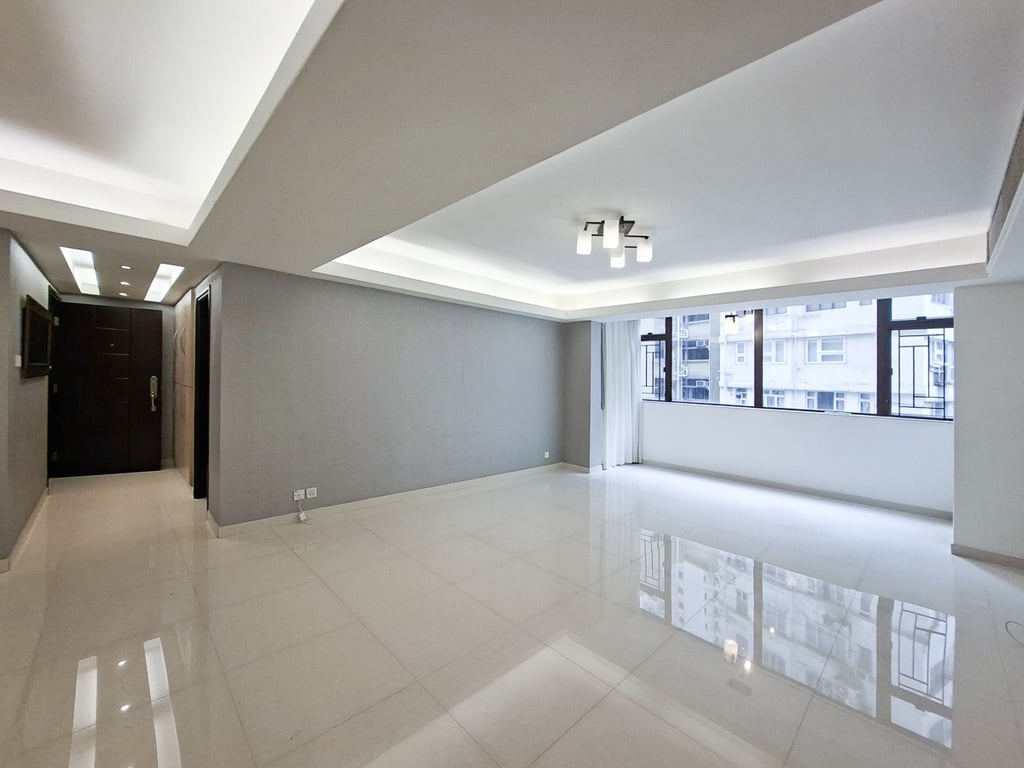 https://img.propertyraptor.com/cdn-cgi/imagedelivery/KD5bF_AFL0JDTbKLWF7z9g/ap8/ap8_001/hornet/prp/img/7030acd57067f26a3536e4487fd4cb4c-wtm.jpg/public