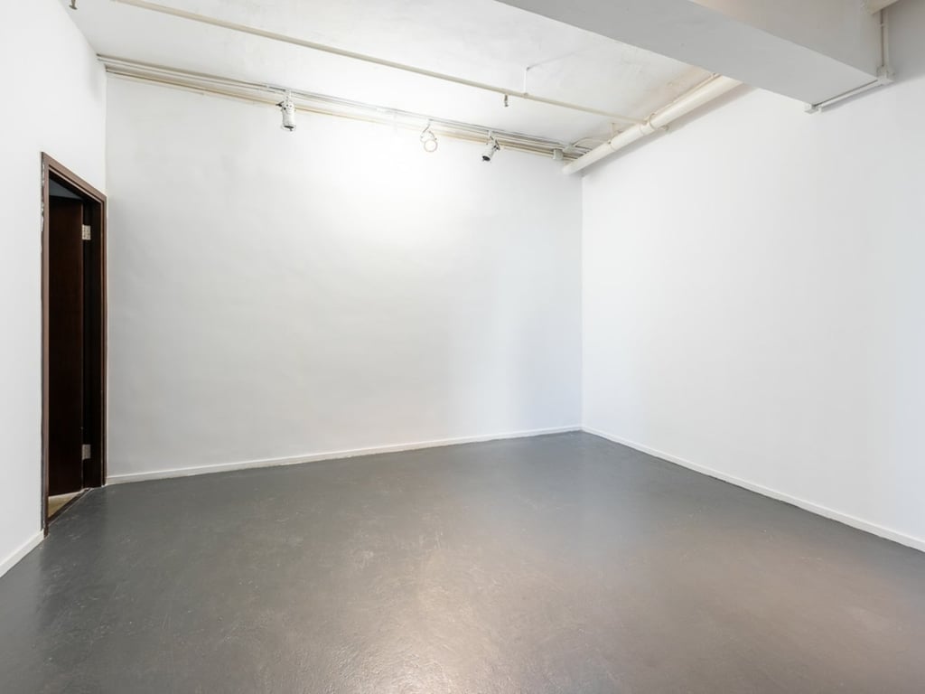 https://img.propertyraptor.com/cdn-cgi/imagedelivery/KD5bF_AFL0JDTbKLWF7z9g/ap8/ap8_001/hornet/prp/img/705906e85ee9f8d1fb82cf6a15e84289.jpg/public