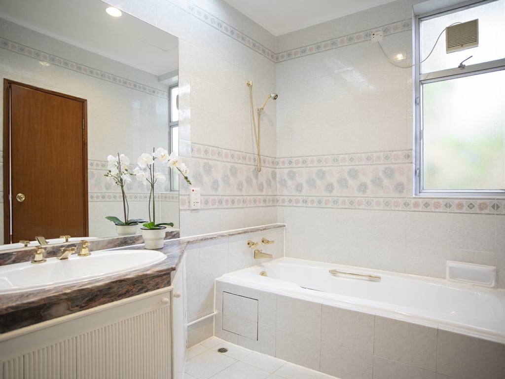 https://img.propertyraptor.com/cdn-cgi/imagedelivery/KD5bF_AFL0JDTbKLWF7z9g/ap8/ap8_001/hornet/prp/img/705d0f2da1ca8c7fedb386a86bc3ae71.jpg/public