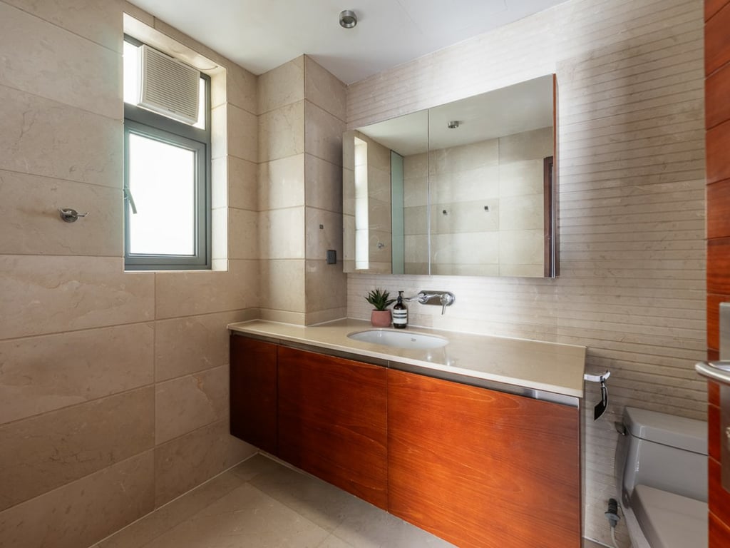 https://img.propertyraptor.com/cdn-cgi/imagedelivery/KD5bF_AFL0JDTbKLWF7z9g/ap8/ap8_001/hornet/prp/img/705fc6de917914cd320dee73ff5f2763.jpg/public