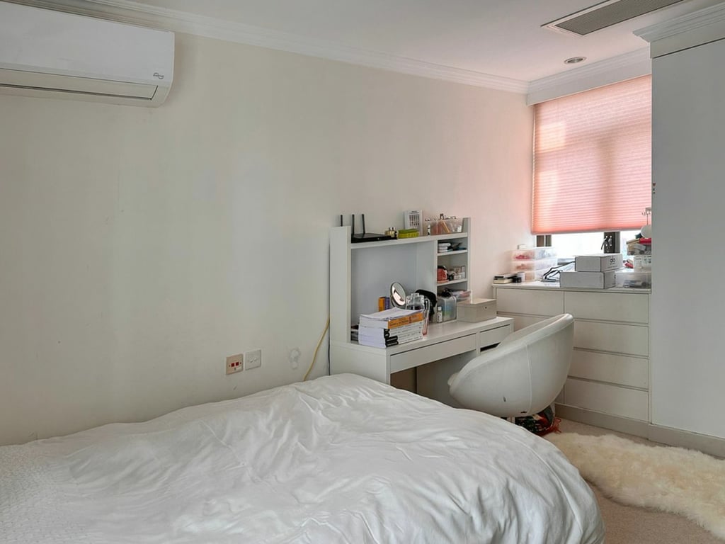 https://img.propertyraptor.com/cdn-cgi/imagedelivery/KD5bF_AFL0JDTbKLWF7z9g/ap8/ap8_001/hornet/prp/img/708294360aec95ab81c7de746962b7c6.jpg/public