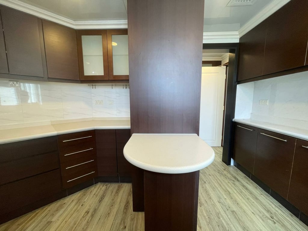 https://img.propertyraptor.com/cdn-cgi/imagedelivery/KD5bF_AFL0JDTbKLWF7z9g/ap8/ap8_001/hornet/prp/img/70c702f06dd8a1018a4a2859f405c63a.jpg/public