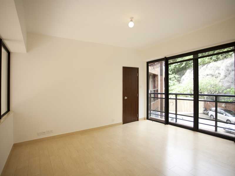 https://img.propertyraptor.com/cdn-cgi/imagedelivery/KD5bF_AFL0JDTbKLWF7z9g/ap8/ap8_001/hornet/prp/img/70c717d1212c501be59c0fddf44b067a.jpg/public