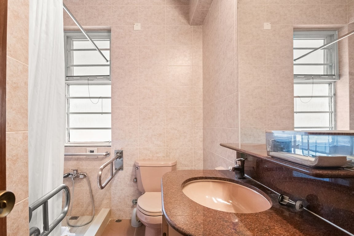 https://img.propertyraptor.com/cdn-cgi/imagedelivery/KD5bF_AFL0JDTbKLWF7z9g/ap8/ap8_001/hornet/prp/img/710e286137dc8ddac38319ad3b76debf-wtm.jpg/public