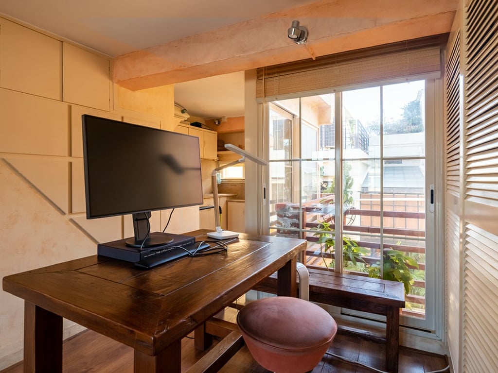 https://img.propertyraptor.com/cdn-cgi/imagedelivery/KD5bF_AFL0JDTbKLWF7z9g/ap8/ap8_001/hornet/prp/img/7160b5d4699f442880f9f46bb8b79803.jpg/public