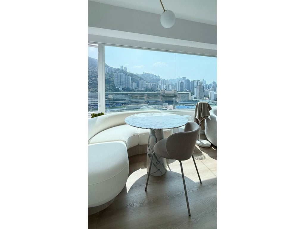 https://img.propertyraptor.com/cdn-cgi/imagedelivery/KD5bF_AFL0JDTbKLWF7z9g/ap8/ap8_001/hornet/prp/img/71d724ebd35b5ddd70aff869238b7f6a.jpg/public