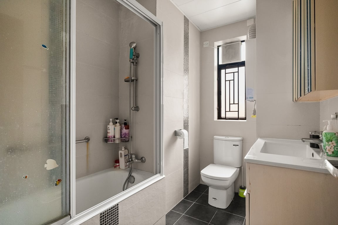 https://img.propertyraptor.com/cdn-cgi/imagedelivery/KD5bF_AFL0JDTbKLWF7z9g/ap8/ap8_001/hornet/prp/img/72172353641a2728043c59c105578d39-wtm.jpg/public
