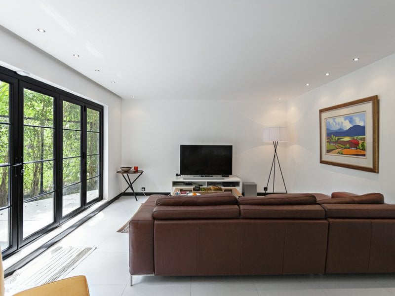 https://img.propertyraptor.com/cdn-cgi/imagedelivery/KD5bF_AFL0JDTbKLWF7z9g/ap8/ap8_001/hornet/prp/img/72f753f529530fa4e0aa24bc7abfcca9.jpg/public