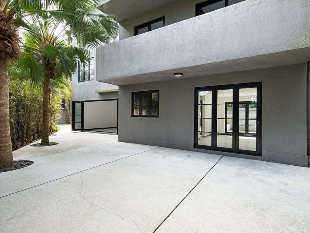 https://img.propertyraptor.com/cdn-cgi/imagedelivery/KD5bF_AFL0JDTbKLWF7z9g/ap8/ap8_001/hornet/prp/img/73314b2c8f246c1a1688ac6e618d7a68.jpg/public