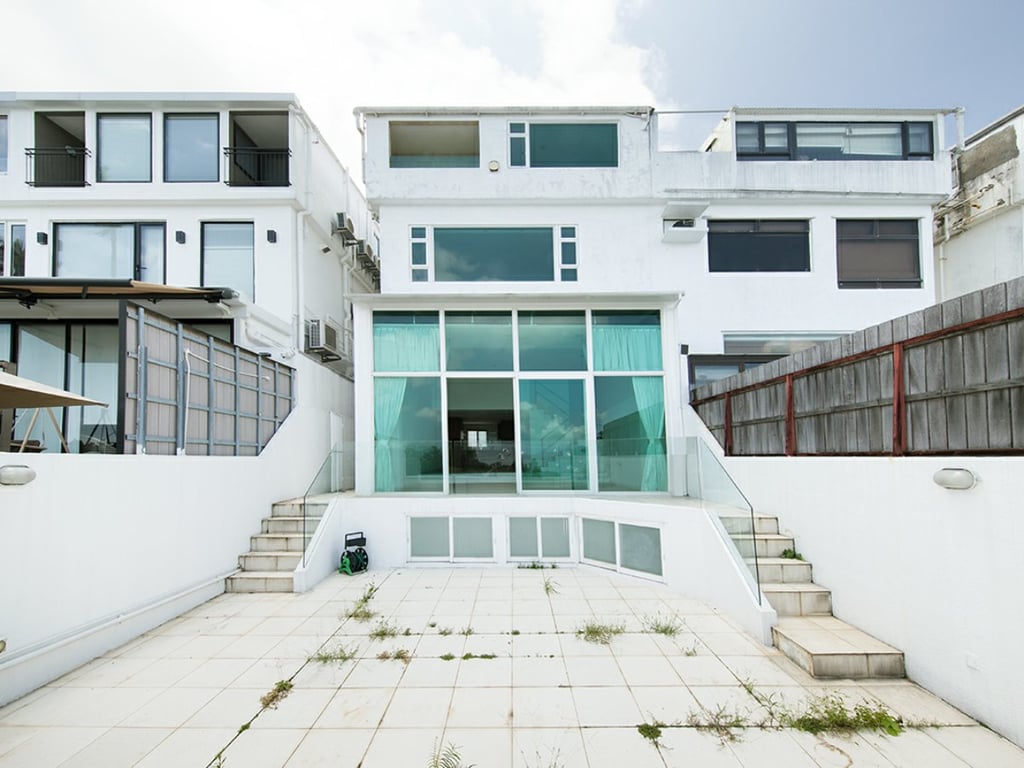 https://img.propertyraptor.com/cdn-cgi/imagedelivery/KD5bF_AFL0JDTbKLWF7z9g/ap8/ap8_001/hornet/prp/img/7361ddb43740f50a97c31f7ccc087ce3.jpg/public