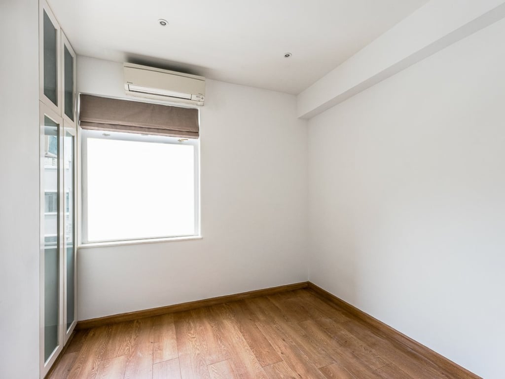 https://img.propertyraptor.com/cdn-cgi/imagedelivery/KD5bF_AFL0JDTbKLWF7z9g/ap8/ap8_001/hornet/prp/img/73829f1d2c6de9ee56c624a68251aaaa.jpg/public