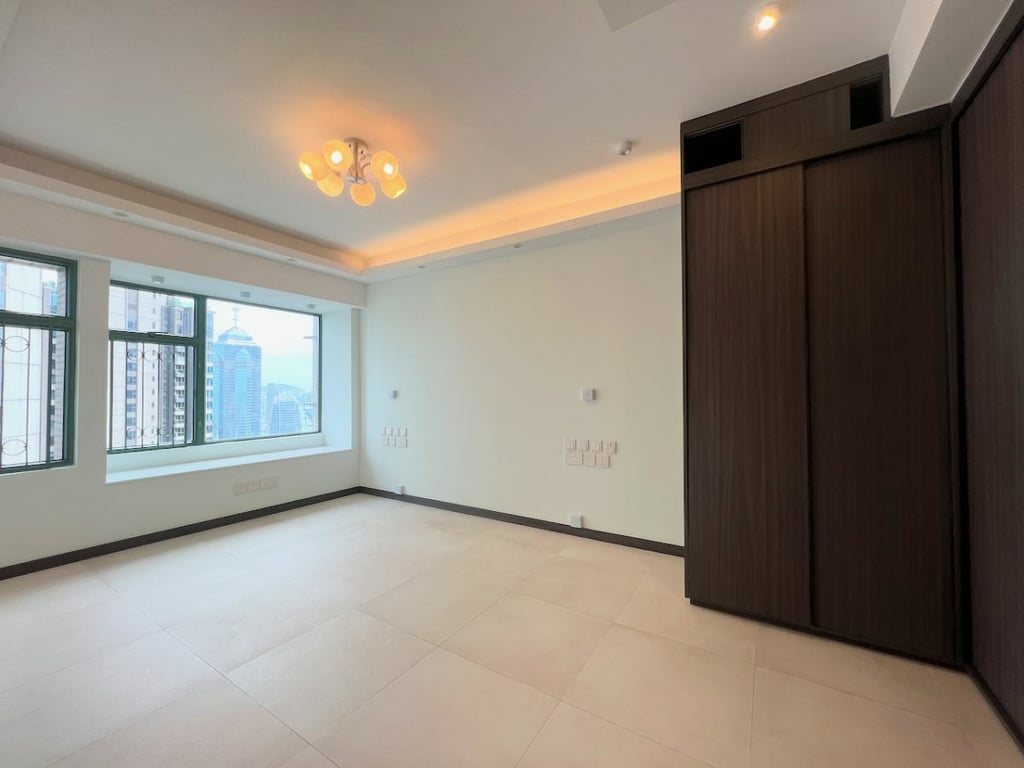 https://img.propertyraptor.com/cdn-cgi/imagedelivery/KD5bF_AFL0JDTbKLWF7z9g/ap8/ap8_001/hornet/prp/img/73adc4a44f65ba5bb1b090c1566ea741.jpg/public
