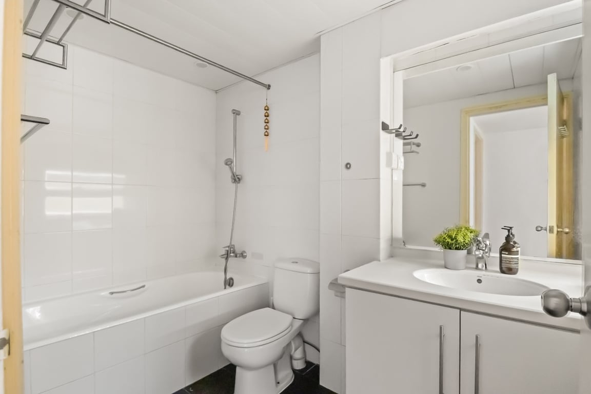 https://img.propertyraptor.com/cdn-cgi/imagedelivery/KD5bF_AFL0JDTbKLWF7z9g/ap8/ap8_001/hornet/prp/img/73b7db2f4145d7a10b1d2364f97eff90-wtm.jpg/public