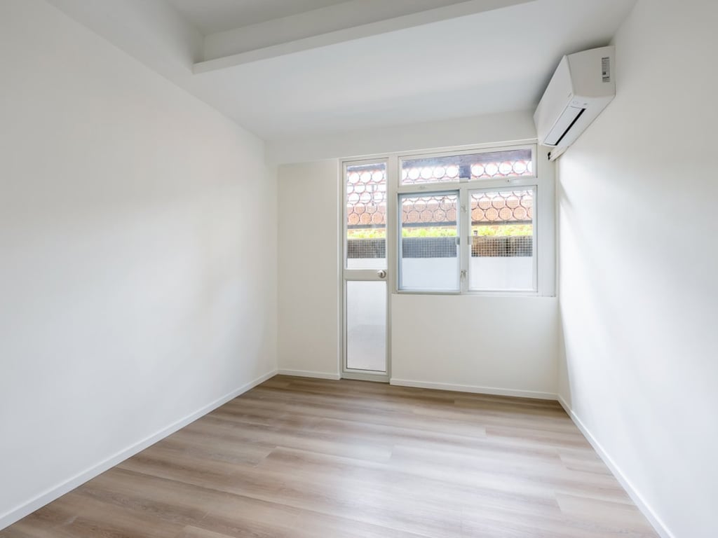 https://img.propertyraptor.com/cdn-cgi/imagedelivery/KD5bF_AFL0JDTbKLWF7z9g/ap8/ap8_001/hornet/prp/img/745abc6ec539b52586d90b3e3dccde63.jpg/public