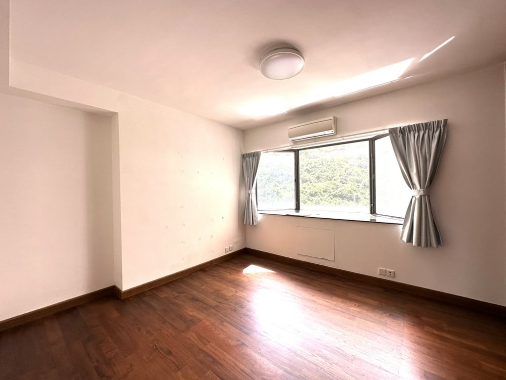https://img.propertyraptor.com/cdn-cgi/imagedelivery/KD5bF_AFL0JDTbKLWF7z9g/ap8/ap8_001/hornet/prp/img/7522cfcc3f8dfe4b07b978fc2b3aa1c6.jpg/public