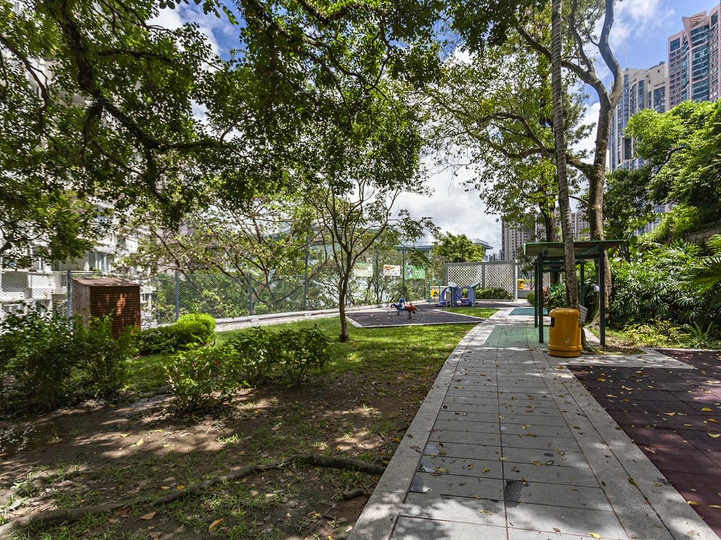 https://img.propertyraptor.com/cdn-cgi/imagedelivery/KD5bF_AFL0JDTbKLWF7z9g/ap8/ap8_001/hornet/prp/img/7536ae17aa453b71b6a68432a94a27ec.jpg/public