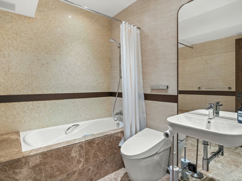 https://img.propertyraptor.com/cdn-cgi/imagedelivery/KD5bF_AFL0JDTbKLWF7z9g/ap8/ap8_001/hornet/prp/img/764f43ab92864d0d002fc5c649f6b6f6.jpg/public