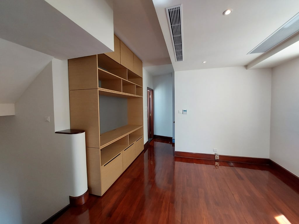 https://img.propertyraptor.com/cdn-cgi/imagedelivery/KD5bF_AFL0JDTbKLWF7z9g/ap8/ap8_001/hornet/prp/img/765c31e5faeeeda403fcb9344dc827f0-wtm.jpg/public