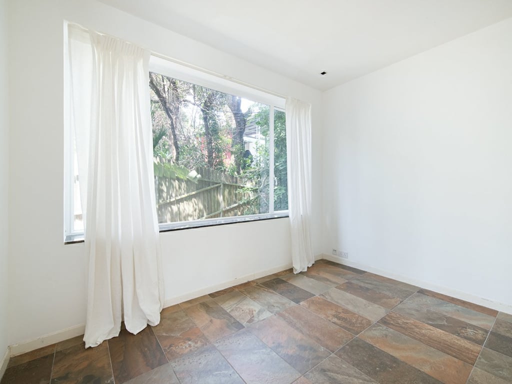 https://img.propertyraptor.com/cdn-cgi/imagedelivery/KD5bF_AFL0JDTbKLWF7z9g/ap8/ap8_001/hornet/prp/img/76a71cc879cb944d5b13321b3b5e3111.jpg/public