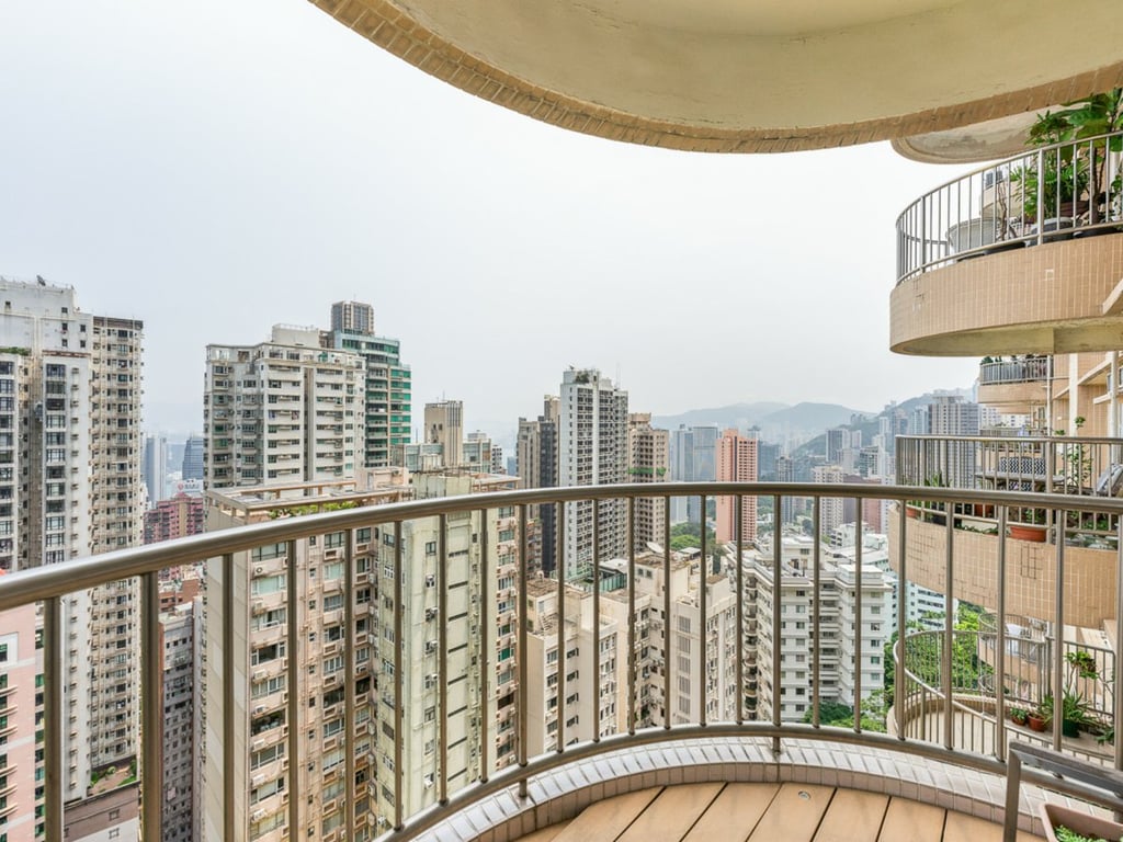 https://img.propertyraptor.com/cdn-cgi/imagedelivery/KD5bF_AFL0JDTbKLWF7z9g/ap8/ap8_001/hornet/prp/img/78510d6e9aea10d3227e2842c7c0bc2a.jpg/public