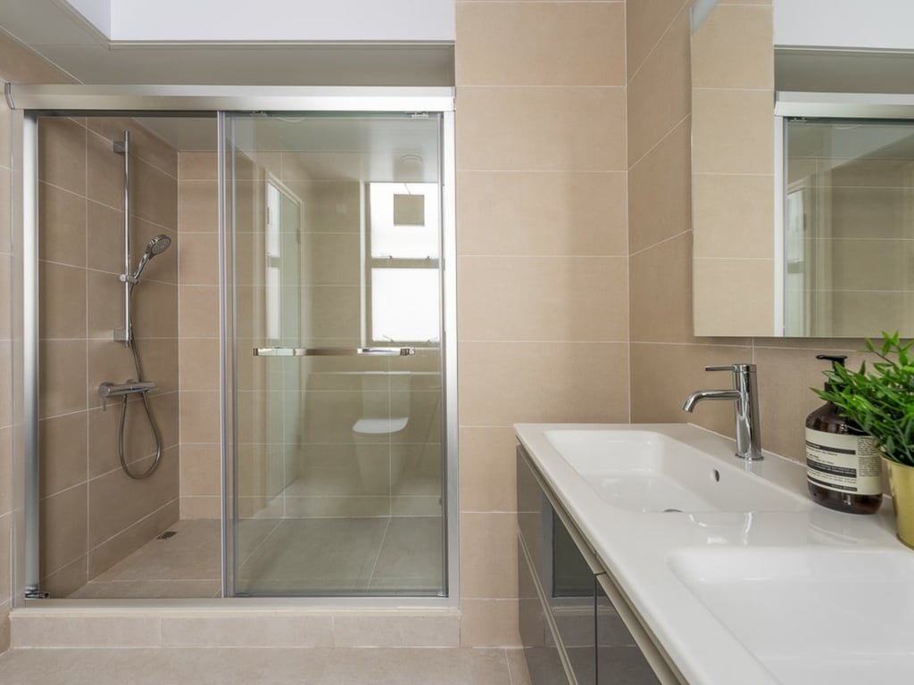 https://img.propertyraptor.com/cdn-cgi/imagedelivery/KD5bF_AFL0JDTbKLWF7z9g/ap8/ap8_001/hornet/prp/img/78b48d331cf8a6ba8077a018491aa211.jpg/public