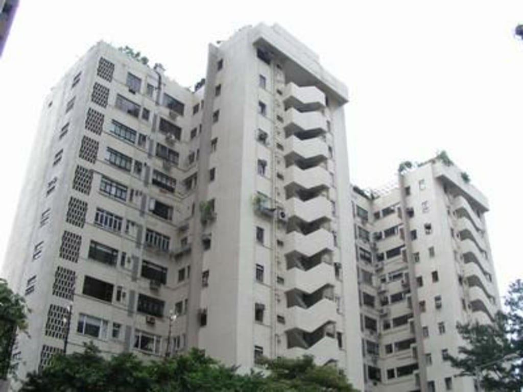 https://img.propertyraptor.com/cdn-cgi/imagedelivery/KD5bF_AFL0JDTbKLWF7z9g/ap8/ap8_001/hornet/prp/img/79e627c10e3652a2e160fc0d0ab99883.jpg/public