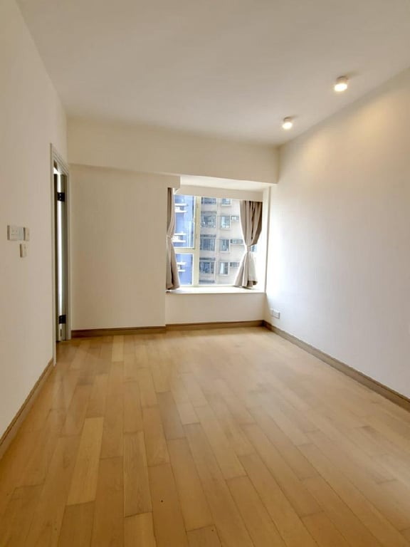 https://img.propertyraptor.com/cdn-cgi/imagedelivery/KD5bF_AFL0JDTbKLWF7z9g/ap8/ap8_001/hornet/prp/img/79ea4f2a6cc53e042365b90eb448a037.jpg/public