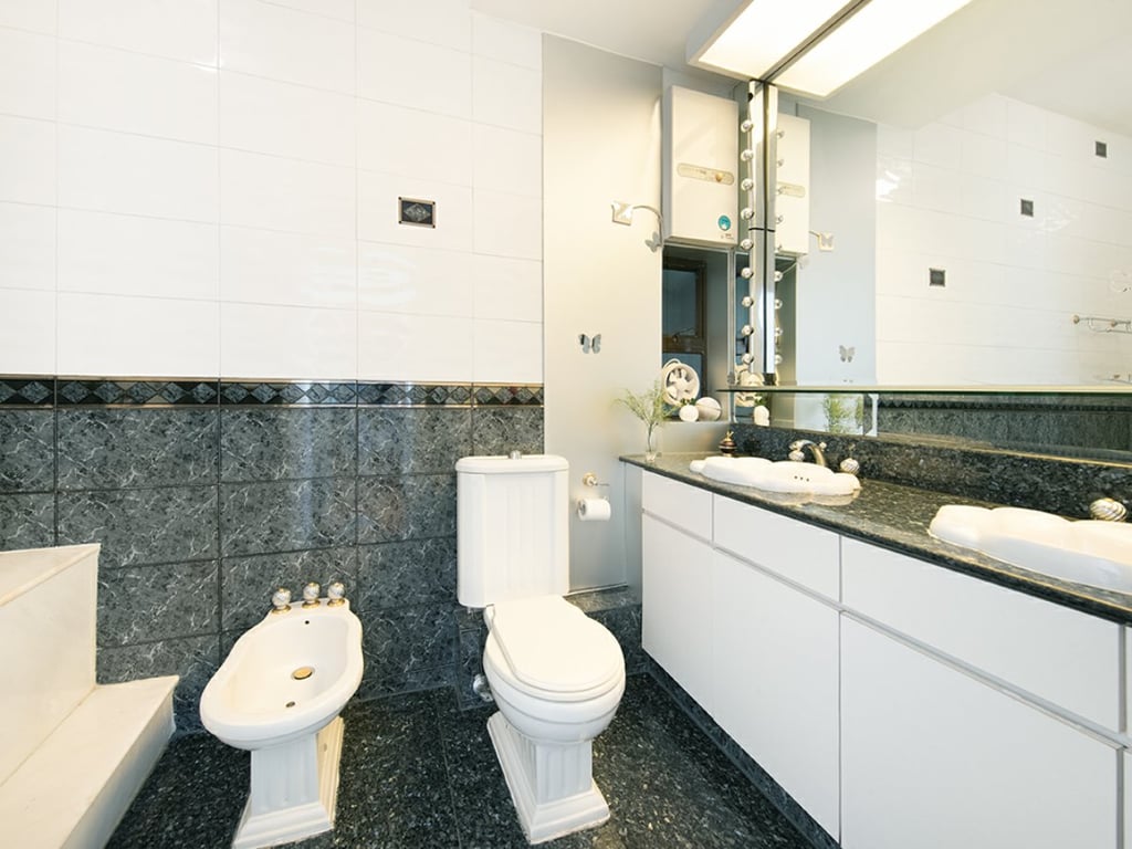 https://img.propertyraptor.com/cdn-cgi/imagedelivery/KD5bF_AFL0JDTbKLWF7z9g/ap8/ap8_001/hornet/prp/img/79ef0594c4f8938f2111c19a70d83cc1.jpg/public