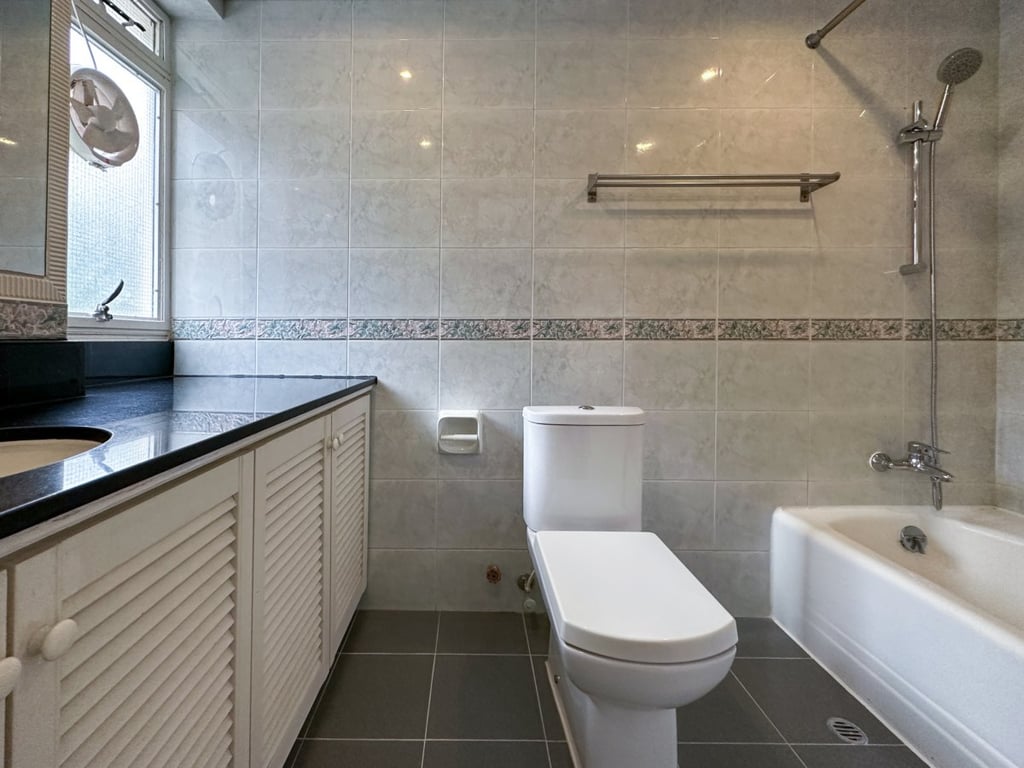 https://img.propertyraptor.com/cdn-cgi/imagedelivery/KD5bF_AFL0JDTbKLWF7z9g/ap8/ap8_001/hornet/prp/img/7a3a7aa0223e5c60f42f191ca772b16f.jpg/public