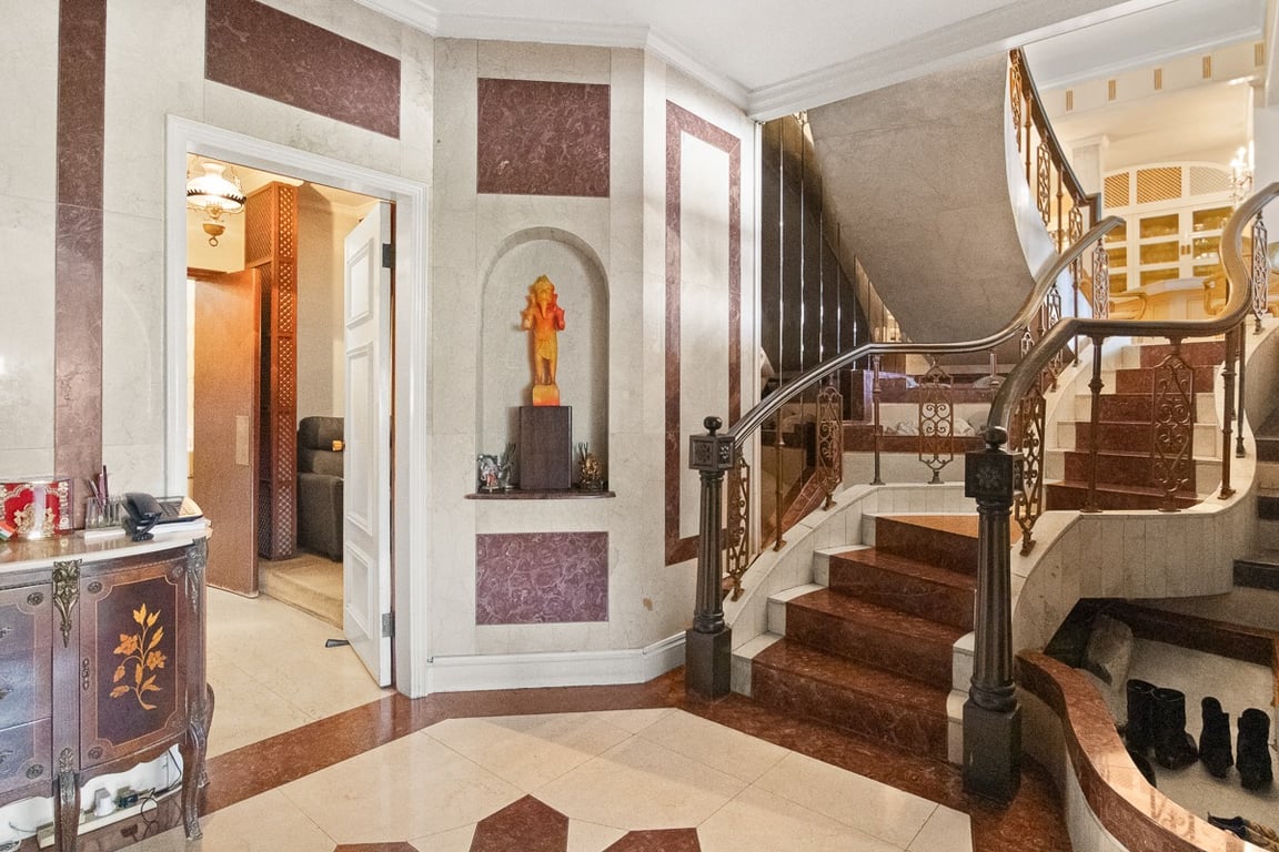 https://img.propertyraptor.com/cdn-cgi/imagedelivery/KD5bF_AFL0JDTbKLWF7z9g/ap8/ap8_001/hornet/prp/img/7a73383b90c017bda6b8e8cf4653a884-wtm.jpg/public