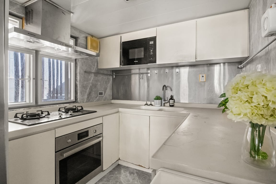 https://img.propertyraptor.com/cdn-cgi/imagedelivery/KD5bF_AFL0JDTbKLWF7z9g/ap8/ap8_001/hornet/prp/img/7ab1e5ba14797782ecd1a5cd5ea877e4-wtm.jpg/public