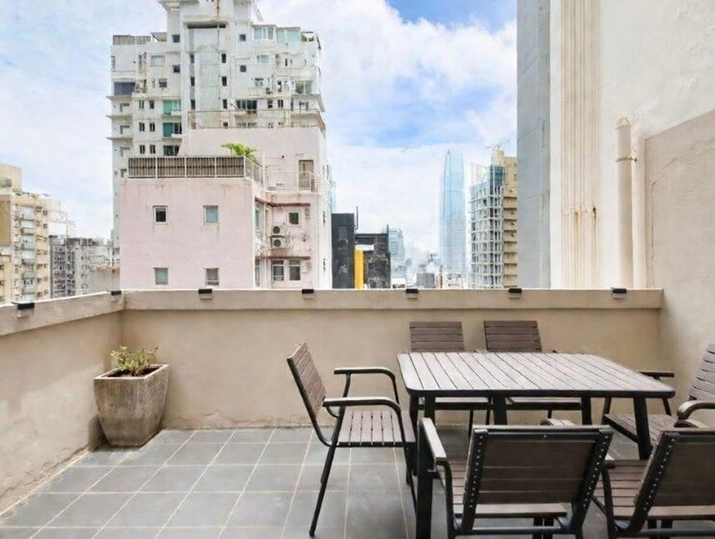 https://img.propertyraptor.com/cdn-cgi/imagedelivery/KD5bF_AFL0JDTbKLWF7z9g/ap8/ap8_001/hornet/prp/img/7abac7f0e7f004b48c71bfa4a59b97f8-wtm.jpg/public