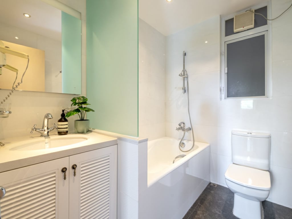 https://img.propertyraptor.com/cdn-cgi/imagedelivery/KD5bF_AFL0JDTbKLWF7z9g/ap8/ap8_001/hornet/prp/img/7aed4714afeed35f4872b661b49950bf.jpg/public