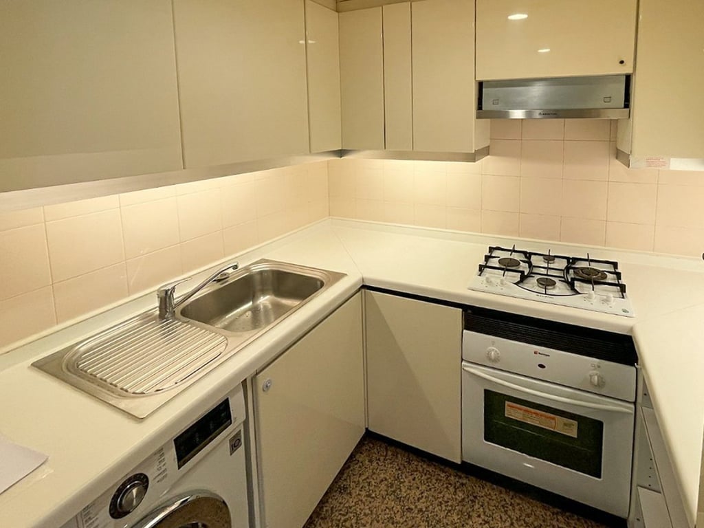 https://img.propertyraptor.com/cdn-cgi/imagedelivery/KD5bF_AFL0JDTbKLWF7z9g/ap8/ap8_001/hornet/prp/img/7af08bb27f2818c05b4bef17821cbe1b.jpg/public